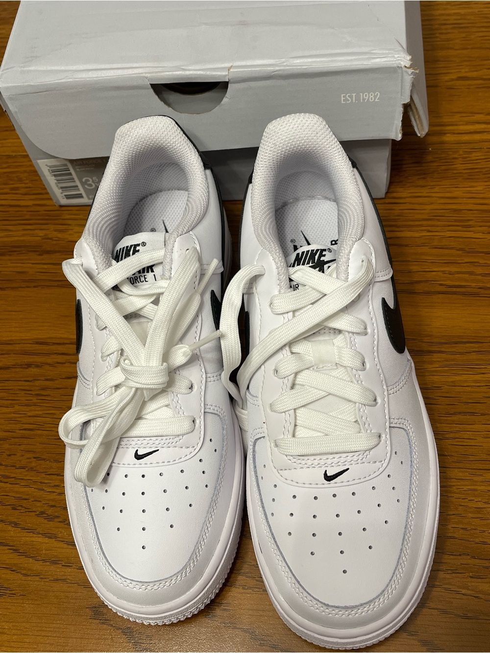 Nike Air Force 1 - Picture 2 of 11